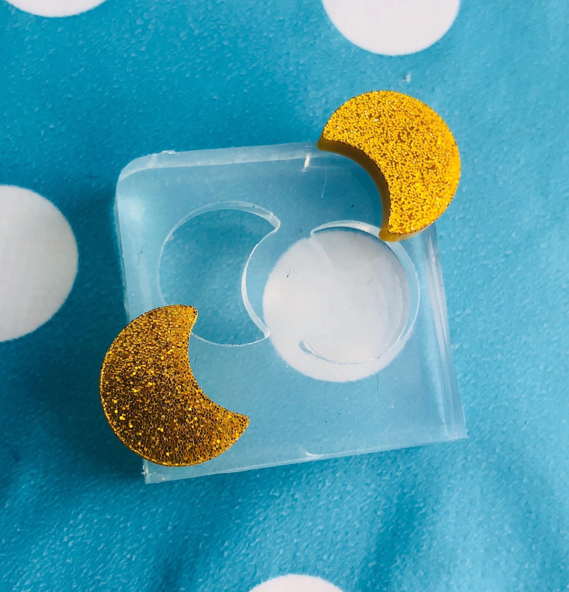 A wide shaped moon with gold glitter finish